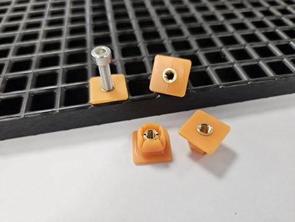 Mounting cap with thread