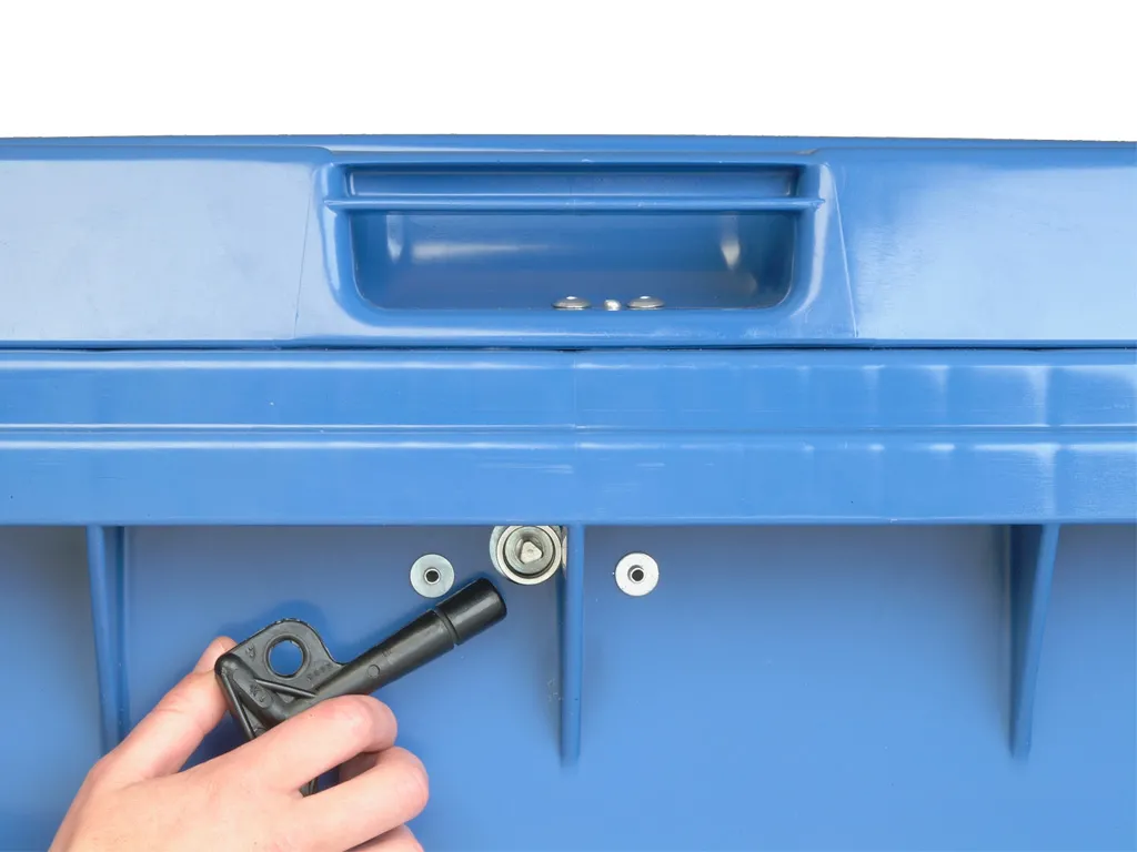 Triangular lock - complete - for installation in pallet boxes or waste containers